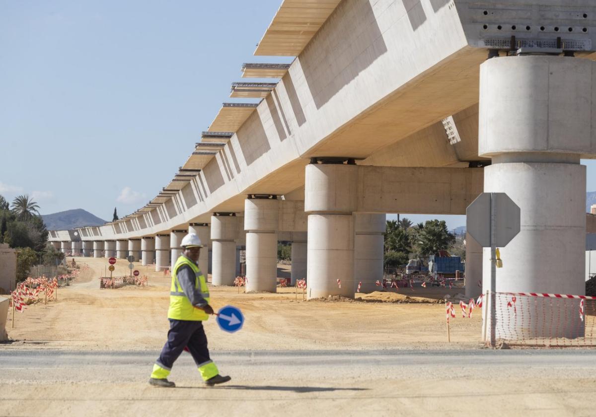 Obras del Corredor Mediterráneo en el municipio de Alhama de Murcia, en la línea Murcia-Almería, cofinanciada con fondos de la Unión Europea.