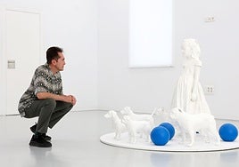 Nadín Ospina contempla su obra 'Alétheia (La fuente de los sueños)' en el Centro de Cultura Contemporánea Cárcel Vieja, en Murcia.