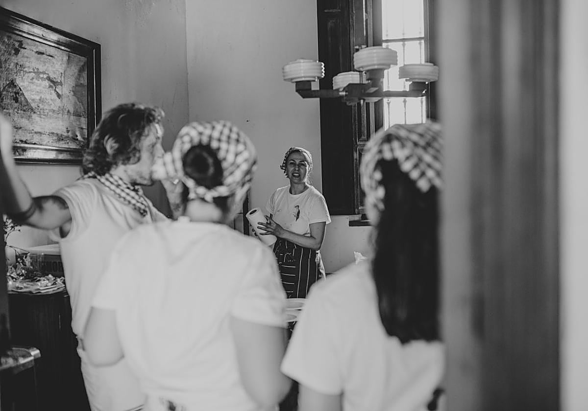 La chef Amor González charla con su equipo de La Birdie antes de iniciar un servicio.