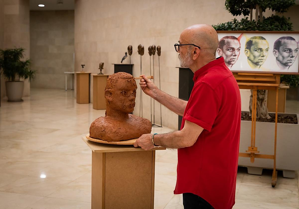 Caamaño, ayer, remata una de sus esculturas.