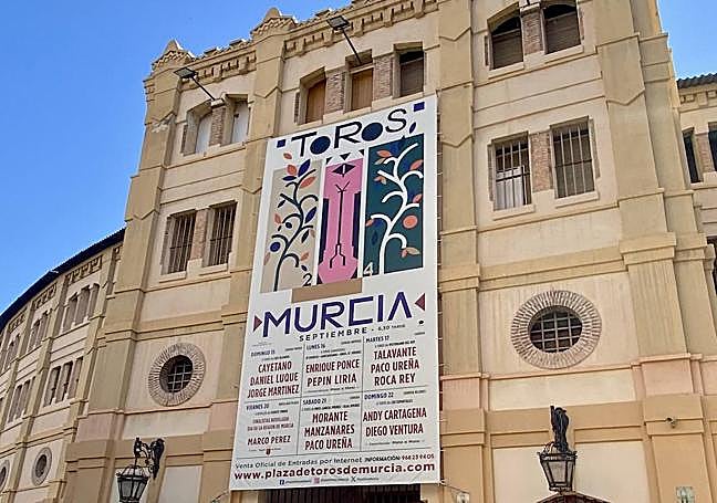 Lona gigante con los carteles para la próxima Feria de Murcia.