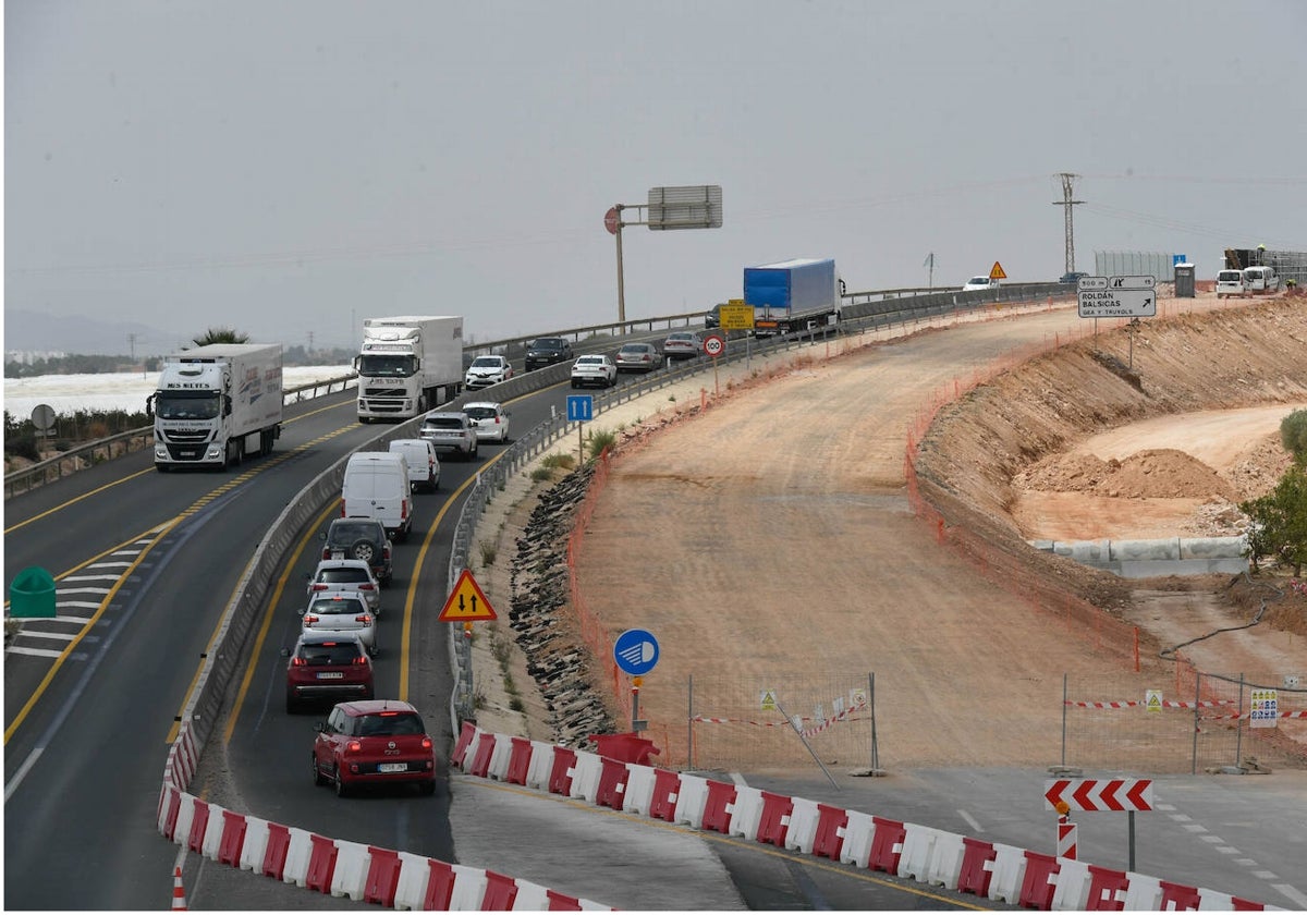 Vehículos en fila en el nuevo paso elevado que se construye en Balsicas para la alta velocidad.