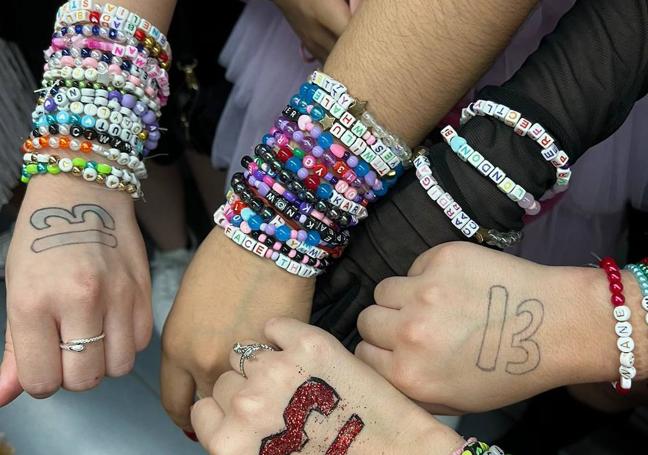 Varios fans llevando las 'friendship bracelets'.