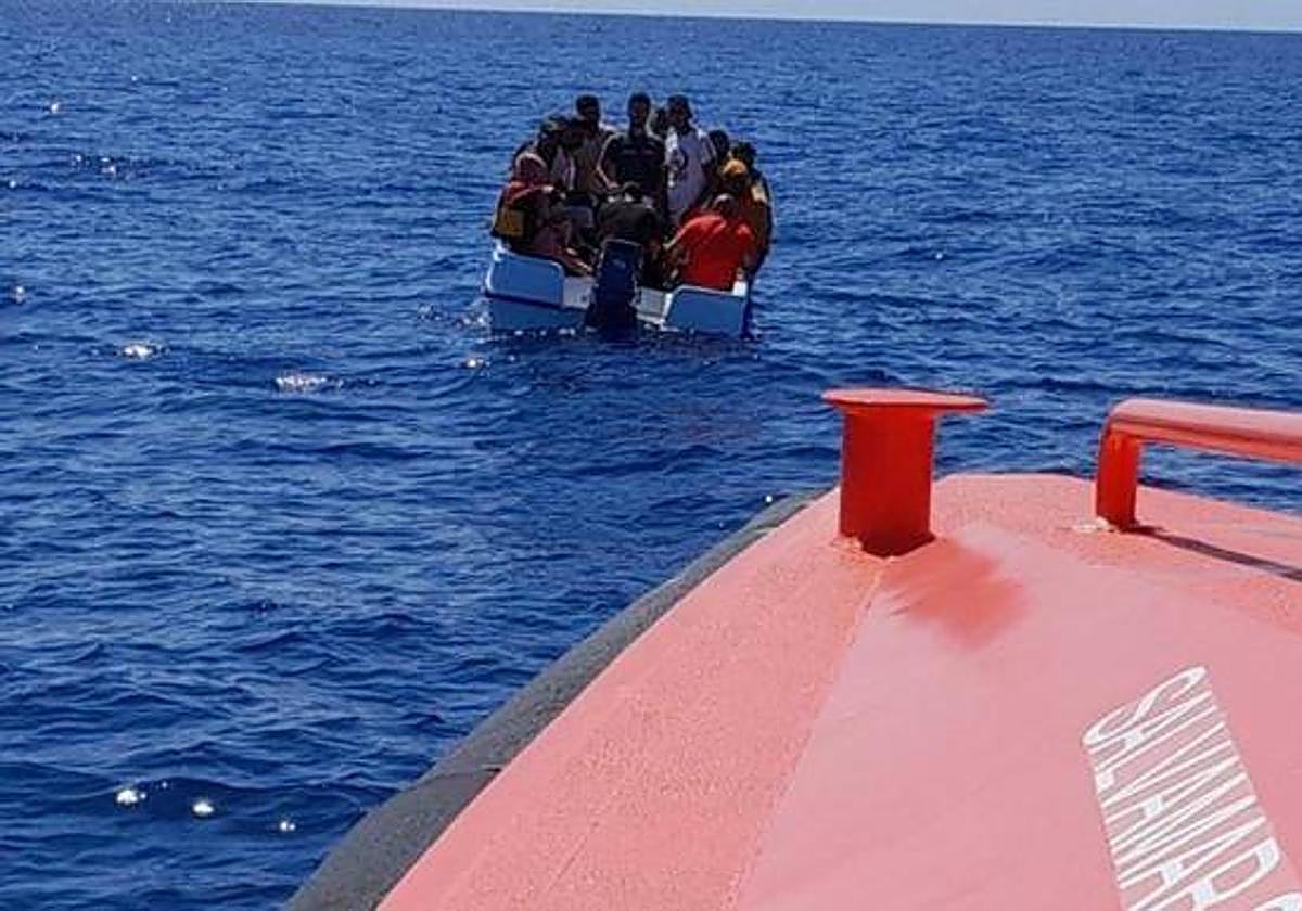 Una patera es asistida por Salvamento Marítimo en una imagen de archivo.