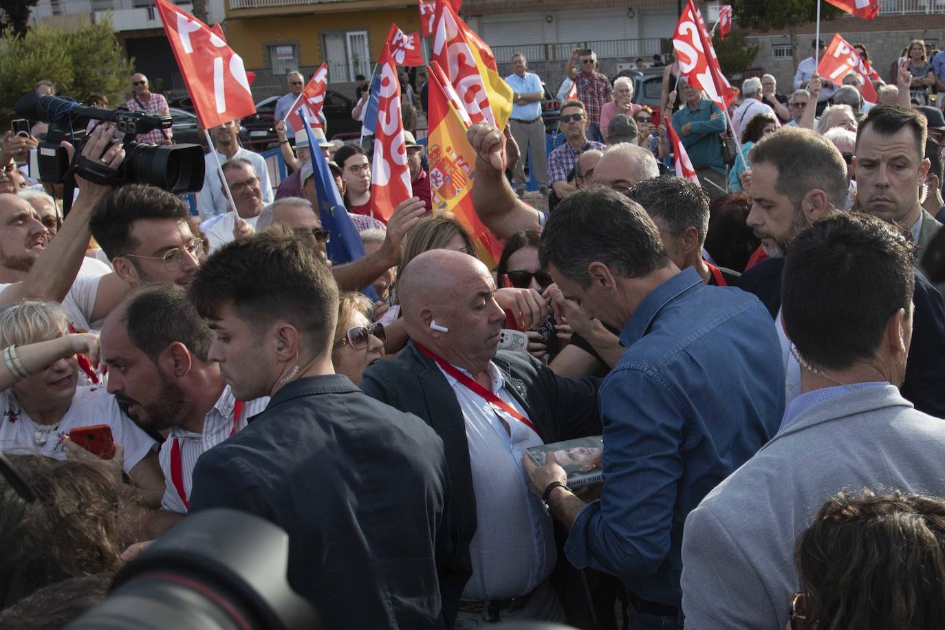 La visita de Pedro Sánchez a Los Alcázares, en imágenes