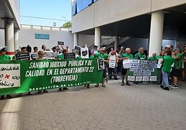 Usuarios del hospital concentrados con pancartas, ayer.