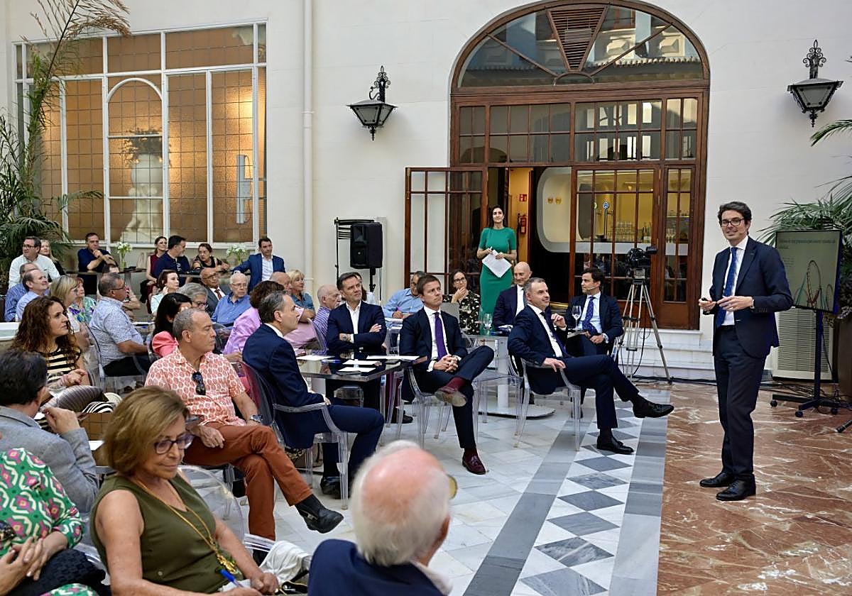 Ponencia de Roberto Hernanz, responsable de Mercados de Banca Privada de BBVA en España, en el Casino de Murcia, el pasado miércoles.