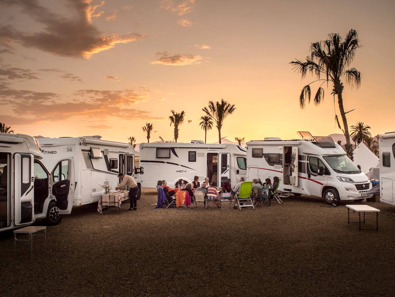 Caravanas Murcia colaboró con el proyecto, así como Quesos El Roano (Lorca), Panadería Marquino y Almazara San Diego (Puerto Lumbreras), que aportaron sus productos; y el Kiosko Los Jardines (Puerto Lumbreras), que facilitó los ejemplares de 'Así es el juego'.