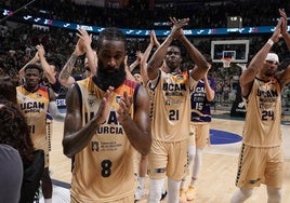 De izquierda a derecha, Ennis, Sant-Roos, Diagne y Morin aplauden al final del partido que ganó el UCAM al Unicaja el pasado jueves, segundo de la eliminatoria de semifinales.