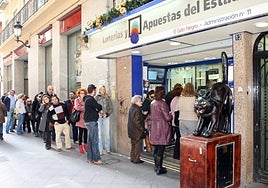 Imagen de archivo de las colas ante la administración de loterías de Murcia «El Gato Negro» en la víspera del Sorteo Extraordinario de Lotería de Navidad.