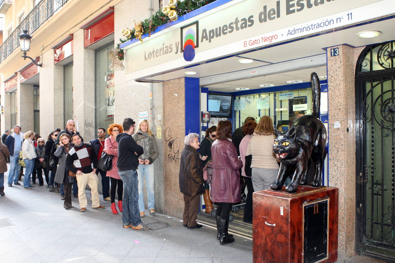 Imagen de archivo de las colas ante la administración de loterías de Murcia «El Gato Negro» en la víspera del Sorteo Extraordinario de Lotería de Navidad.