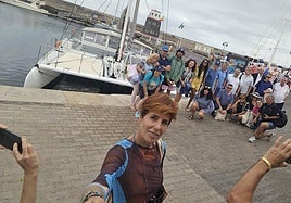 Grupo de periodistas a punto de subirse al catamarán rumbo la playa de Papagayo.