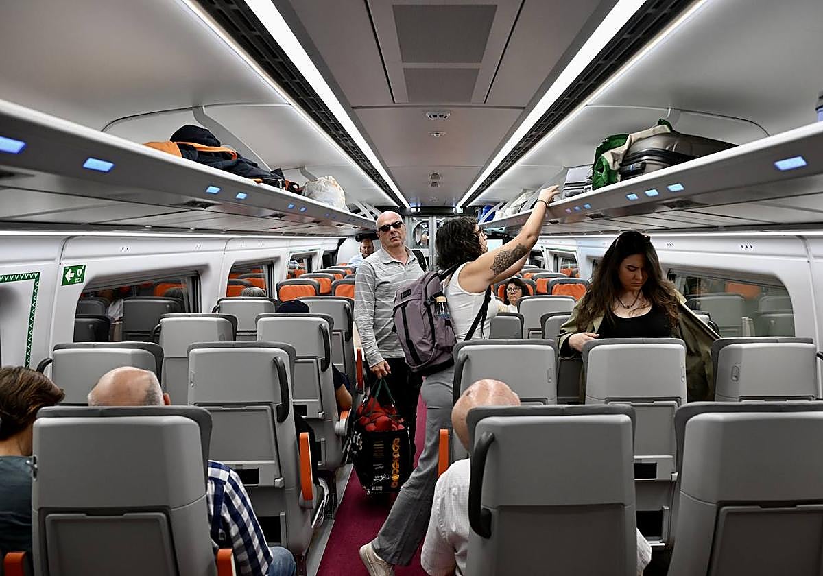 Viajeros en un tren a su salida de Murcia del Carmen, en una foto de archivo.