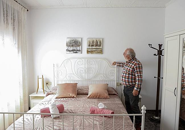 Pedro Pérez prepara la habitación para unos huéspedes, en su vivienda vacacional de Águilas.
