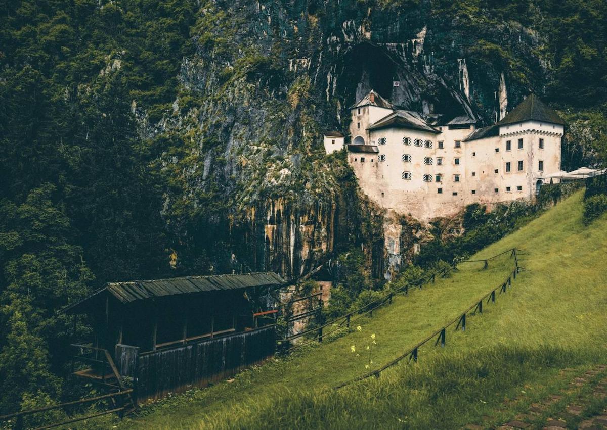 Imagen secundaria 1 - 1. Castillo Predjma. Una fortaleza medieval construida en lo alto de un acantilado cerca de Postojna, un lugar donde se encuentran los vientos de todos los lados del cielo. El castillo encierra muchas leyendas pasadas. 2. Gastronomía. Influenciada por Alemania e Italia, es rica en pasta, embutidos, carnes y quesos, acompañados por muy buenos vinos.