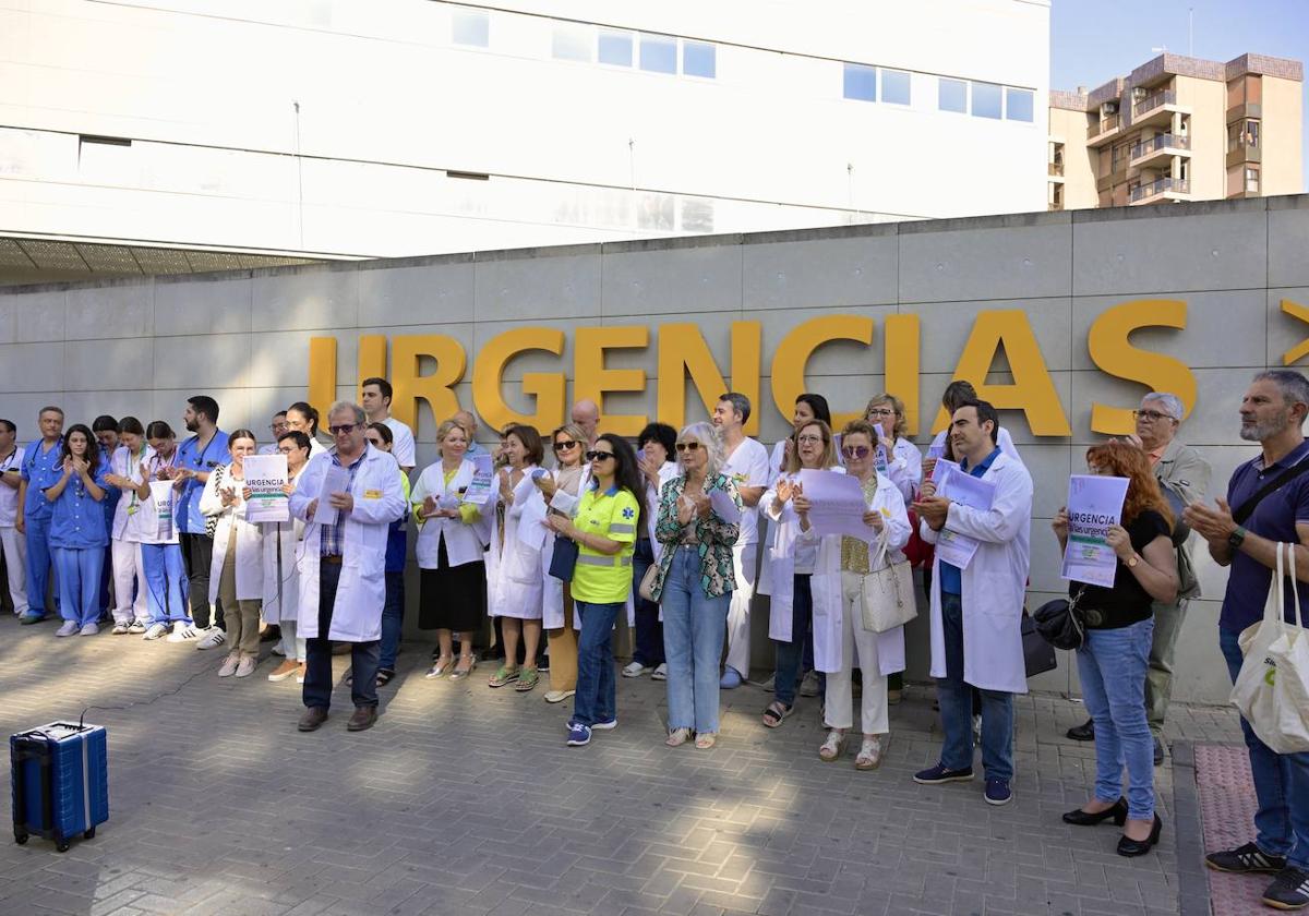 Médicos de Urgencias del Reina Sofía, el pasado martes, durante la última concentración en protesta por la falta de refuerzos para este verano.