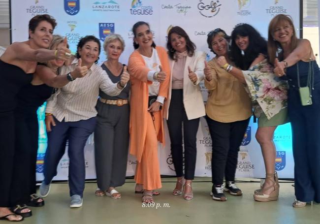 El grupo de periodistas conociendo el campo de Teguise