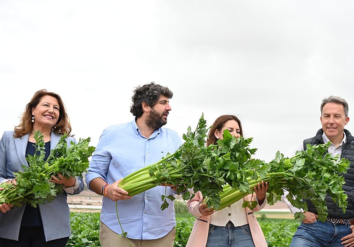 López Miras, junto a Carmen Crespo (i), este sábado en Totana.