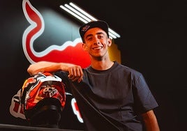 Pedro Acosta, junto a su casco, en el anunciado de su fichaje por el Red Bull KTM.