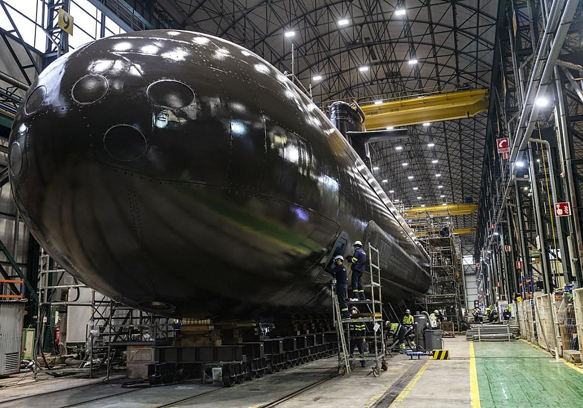 El submarino S-81 'Isaac Peral', en la nave de armamento de Navantia, días antes de su puesta a flote en Cartagena, en 2021.