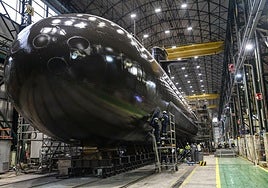 El submarino S-81 'Isaac Peral', en la nave de armamento de Navantia, días antes de su puesta a flote en Cartagena, en 2021.