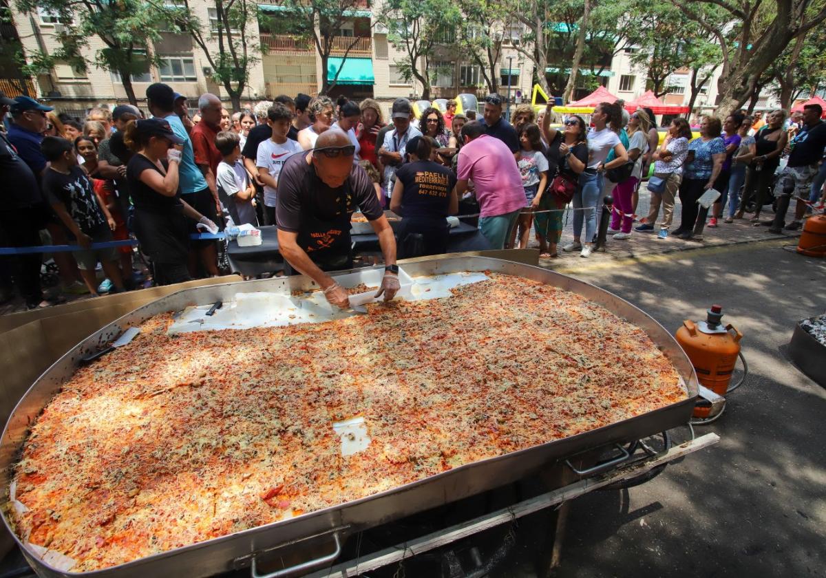 Pizza gigante en lugar de paella en San Basilio