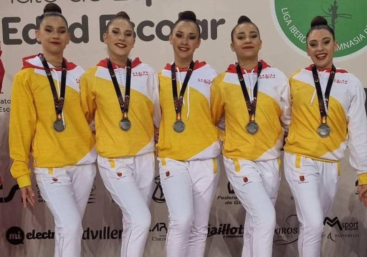 Las chicas del equipo, con su medalla de plata.