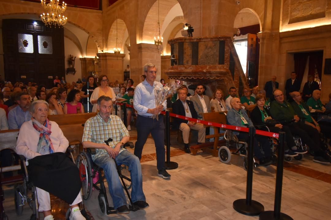 Representantes de la ONCE portan las ofrendas hacia el altar durante la ceremonia en el interior de la basílica.