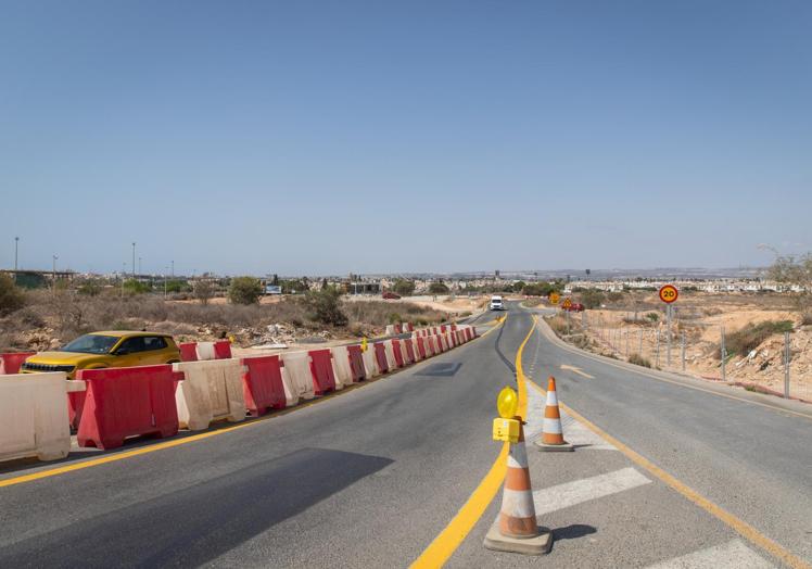 Las obras de La Hoya han obligado a cortar el atajo entre la CV-905 y Cortes Valencianas y a establecer un desvío obligado a través de la urbanización Doña Inés.