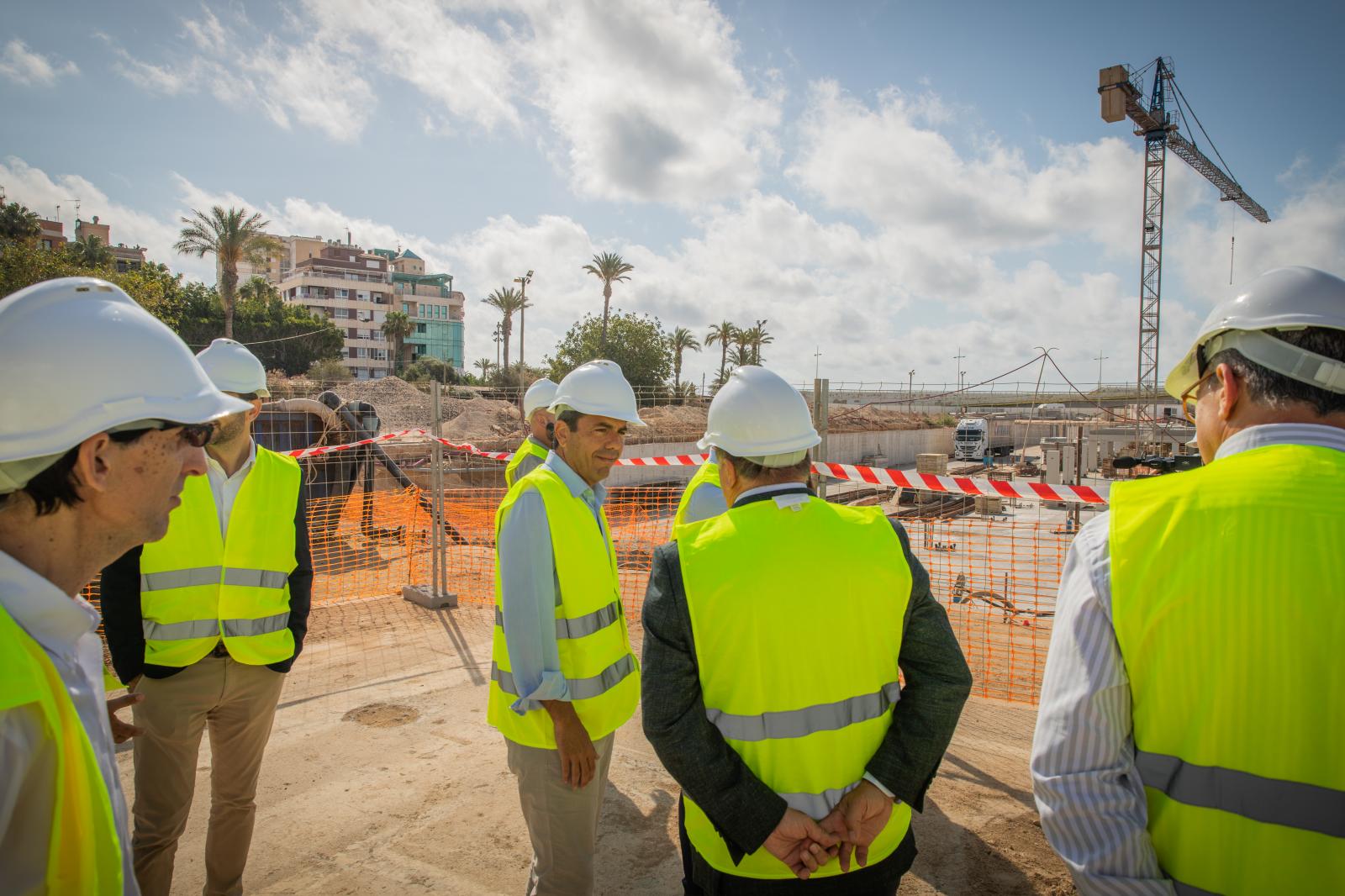 La visita de Carlos Mazón al puerto de Torrevieja, en imágenes