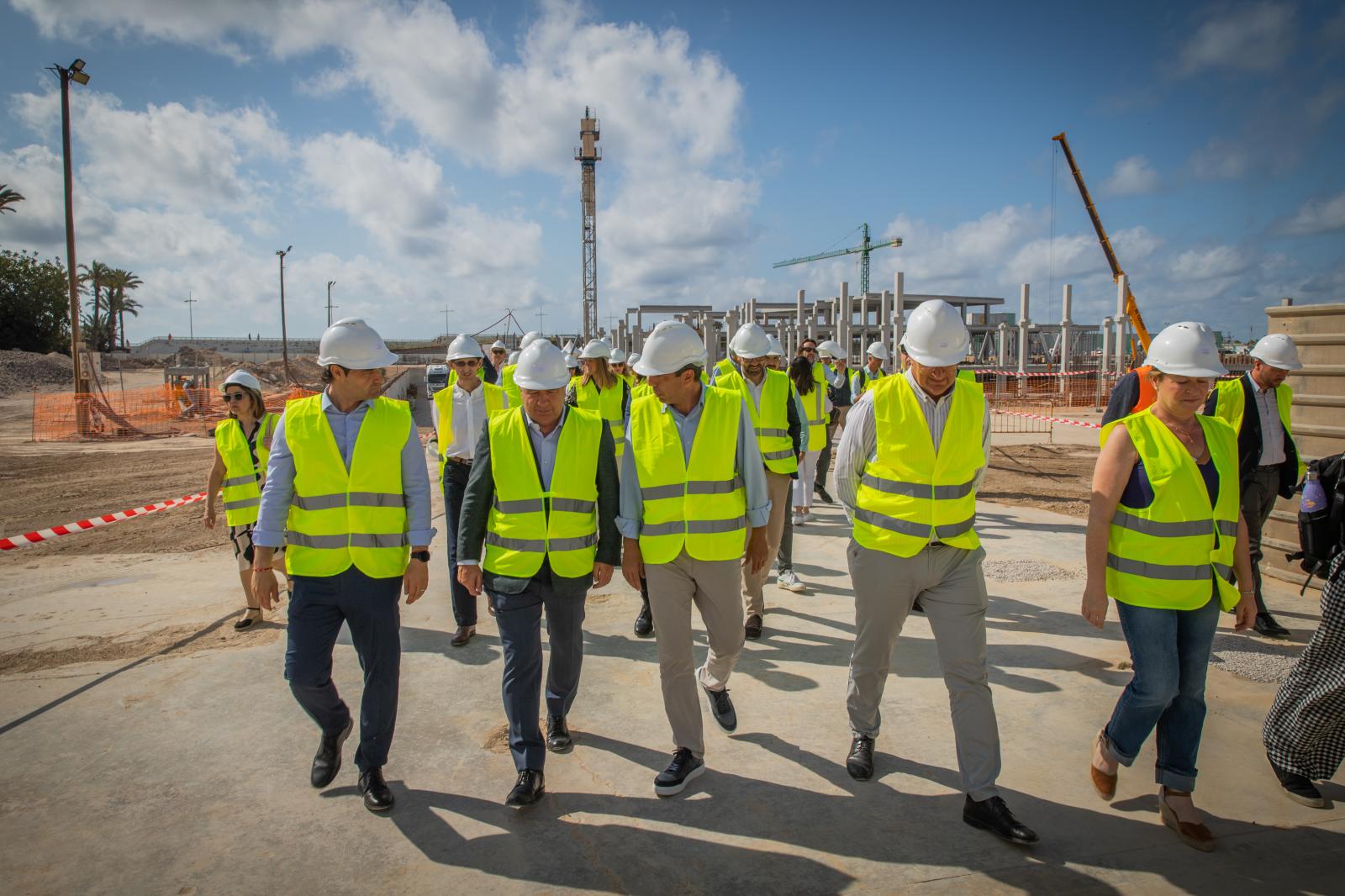 La visita de Carlos Mazón al puerto de Torrevieja, en imágenes