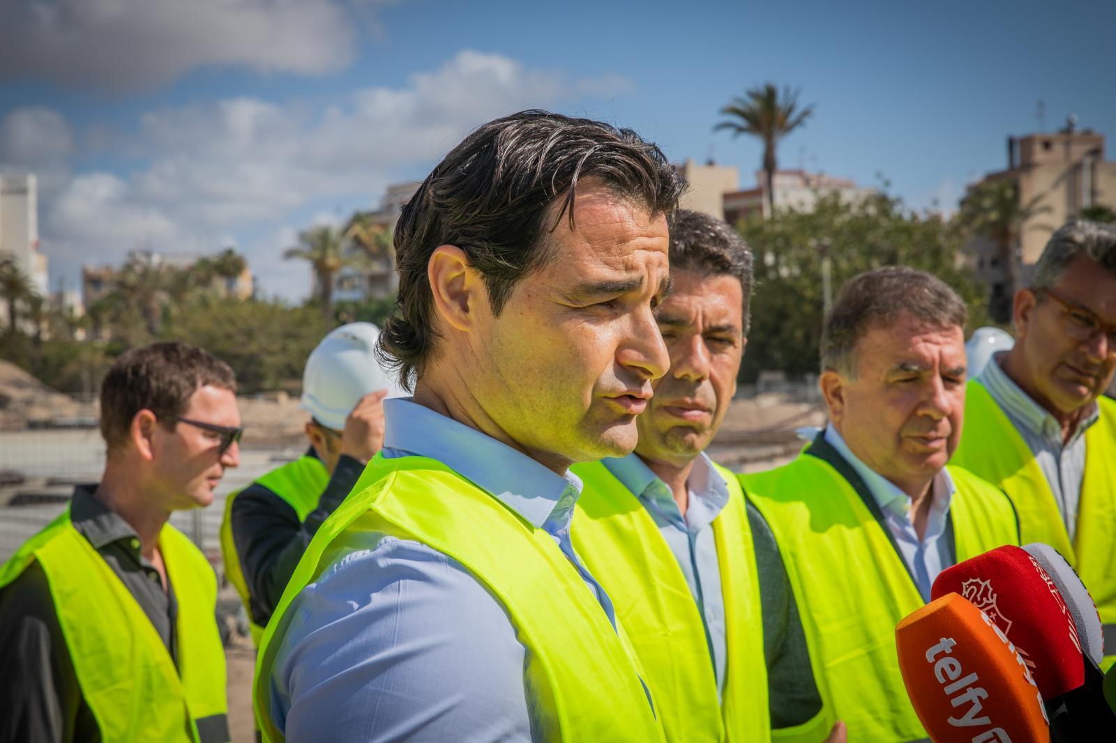 La visita de Carlos Mazón al puerto de Torrevieja, en imágenes