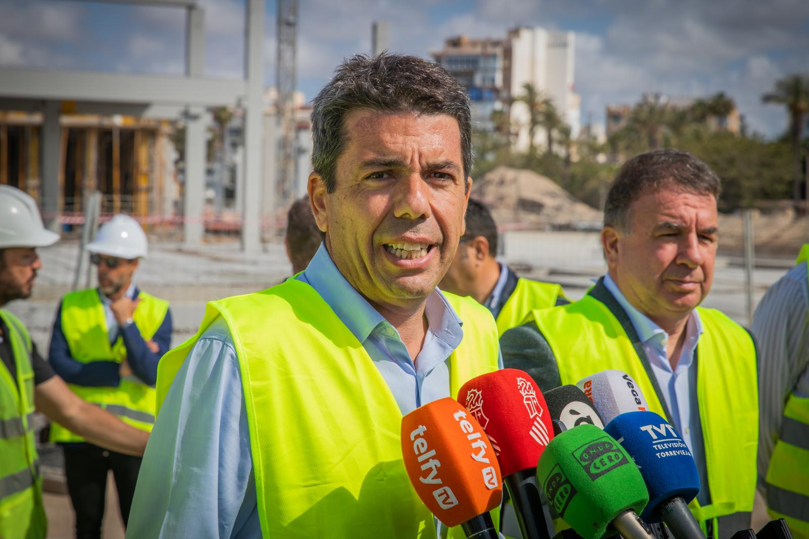 La visita de Carlos Mazón al puerto de Torrevieja, en imágenes