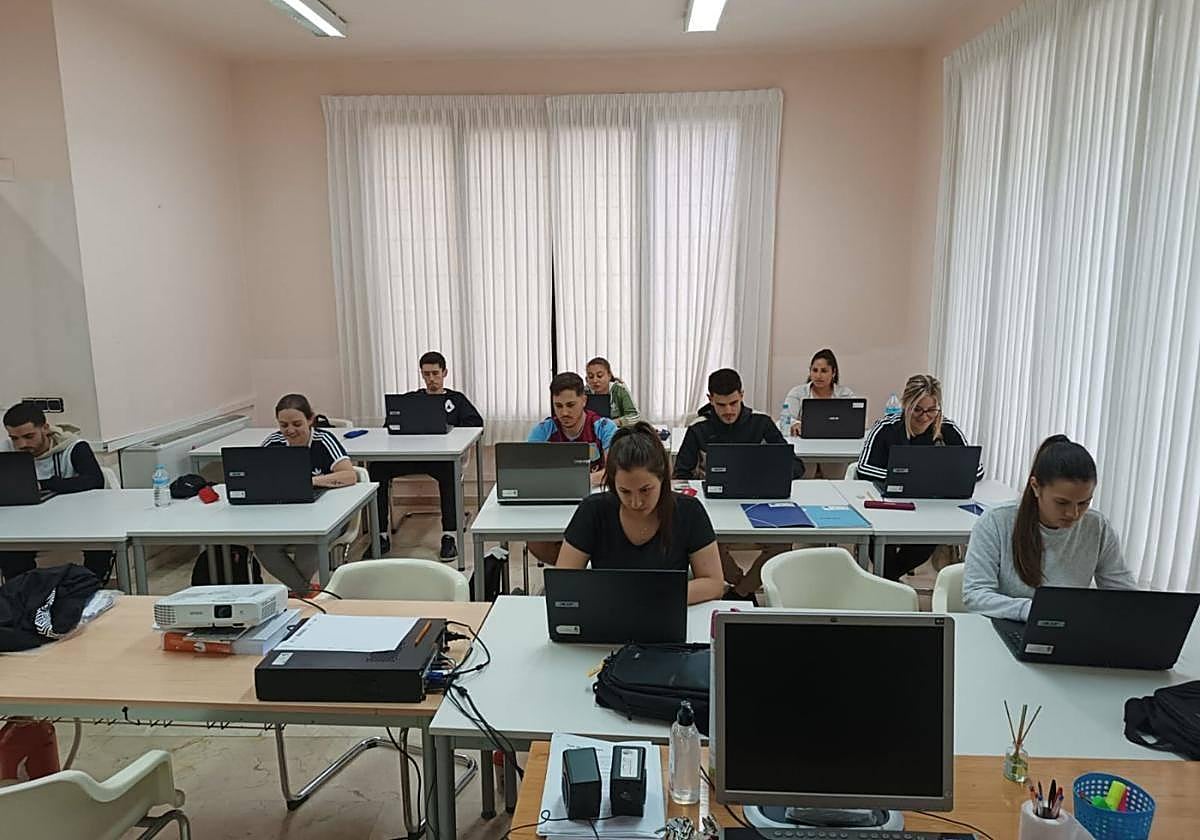 Alumnos realizando un curso del SEF de formación para el empleo.