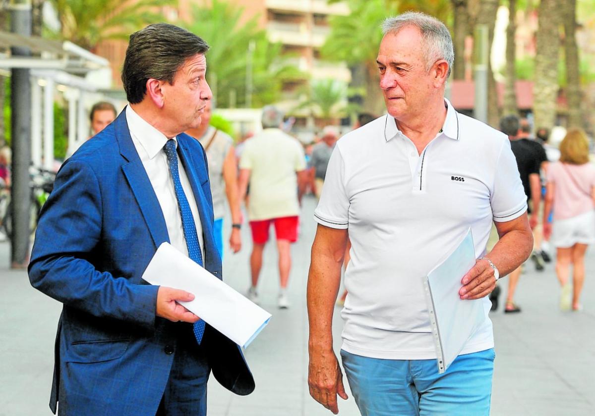 Felipe Moreno, a la derecha, con su abogado Andrés López Atenza, paseando por el paseo marítimo de Torrevieja.