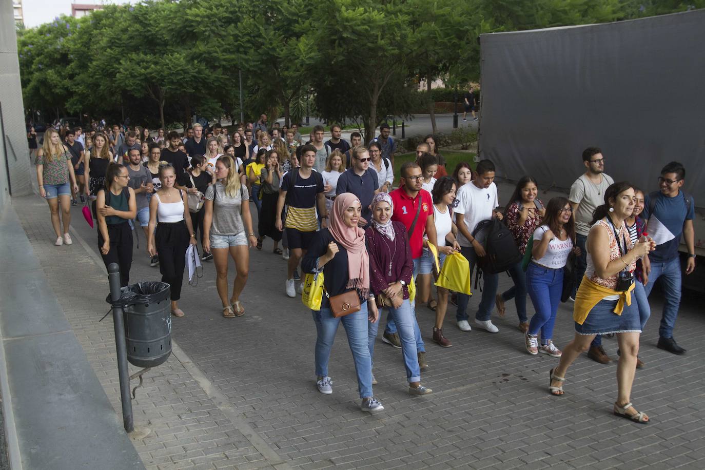 Alumnos 'erasmus' de la Politécnica de Cartagena pasean por la ciudad portuaria.