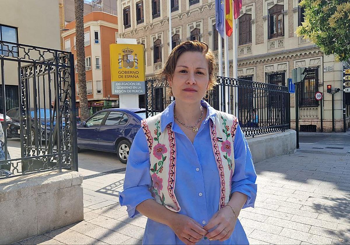 Elvira Medina, este lunes, frente a la Delegación del Gobierno en Murcia.