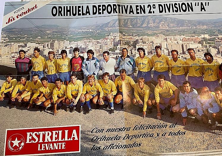 Poster del diario La Verdad homenaje al Orihuela Deportiva, en la explanada del Seminario con la ciudad al fondo, con la plantilla en Segunda (1990-1991).