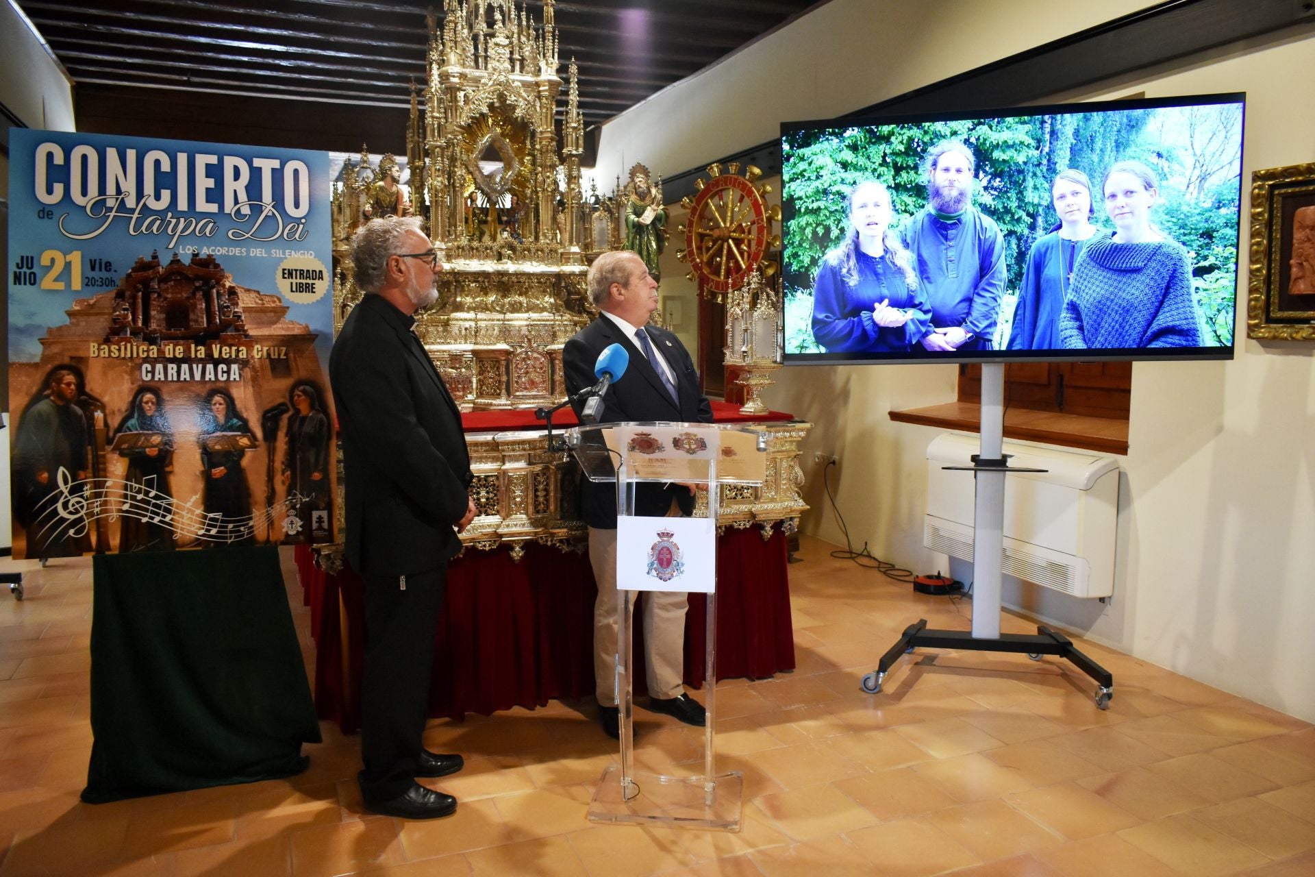 El rector de la basílica, Emilio Sánchez, y el hermano mayor de la Cofradía de la Vera Cruz escuchan el mensaje enviado por los componentes de Harapa Dei.