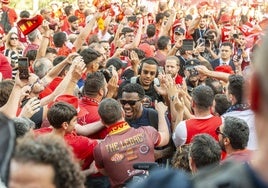 Recibimiento a los jugadores del UCAM Murcia CB, antes del cuarto partido en el Palacio de los Deportes.