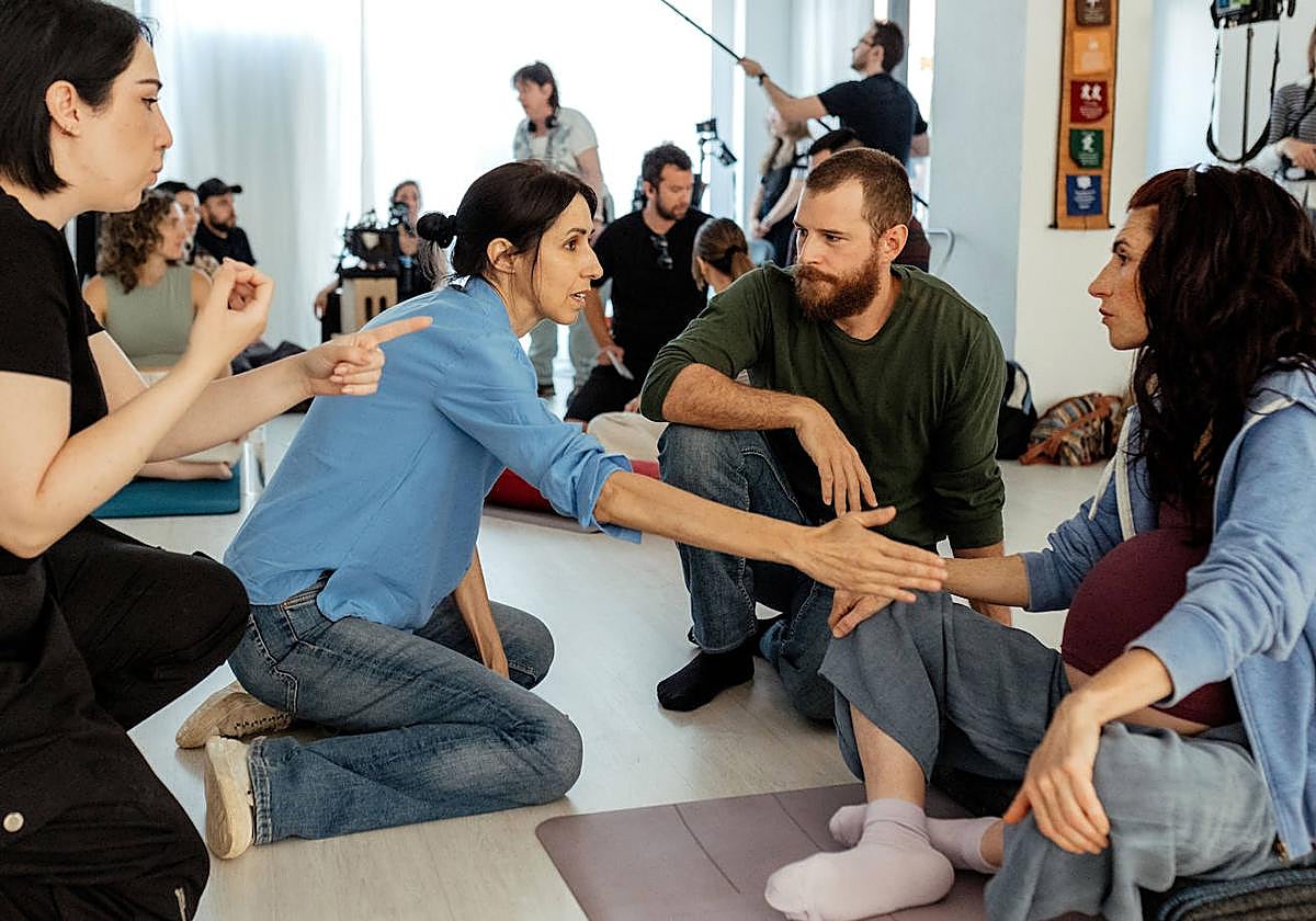 Miriam Garlo y Álvaro Cervantes con la directora Eva Libertad y la intérprete de lengua de signos, Rocío Ayllón.