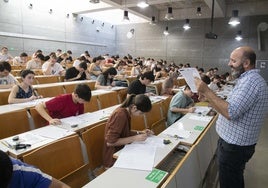 Un profesor ofrece las últimas indicaciones antes de un examen de la EBAU en Cartagena en 2023.