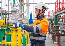 Empleado del complejo industrial de Repsol en Cartagena en una de las unidades.