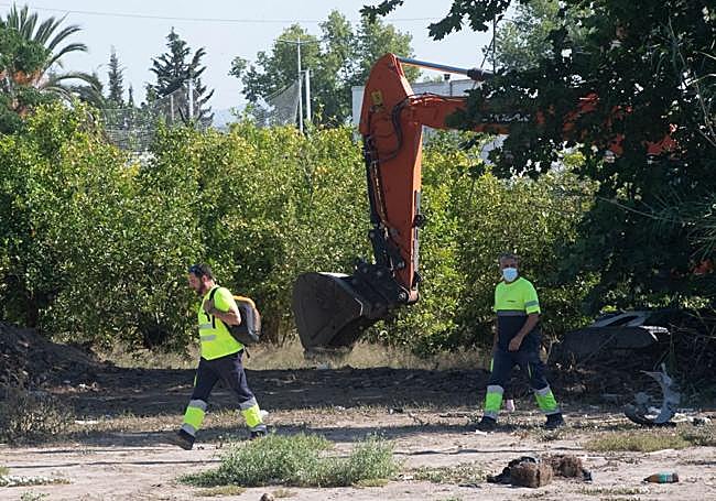Operarios municipales retiran la basura y las chabolas.