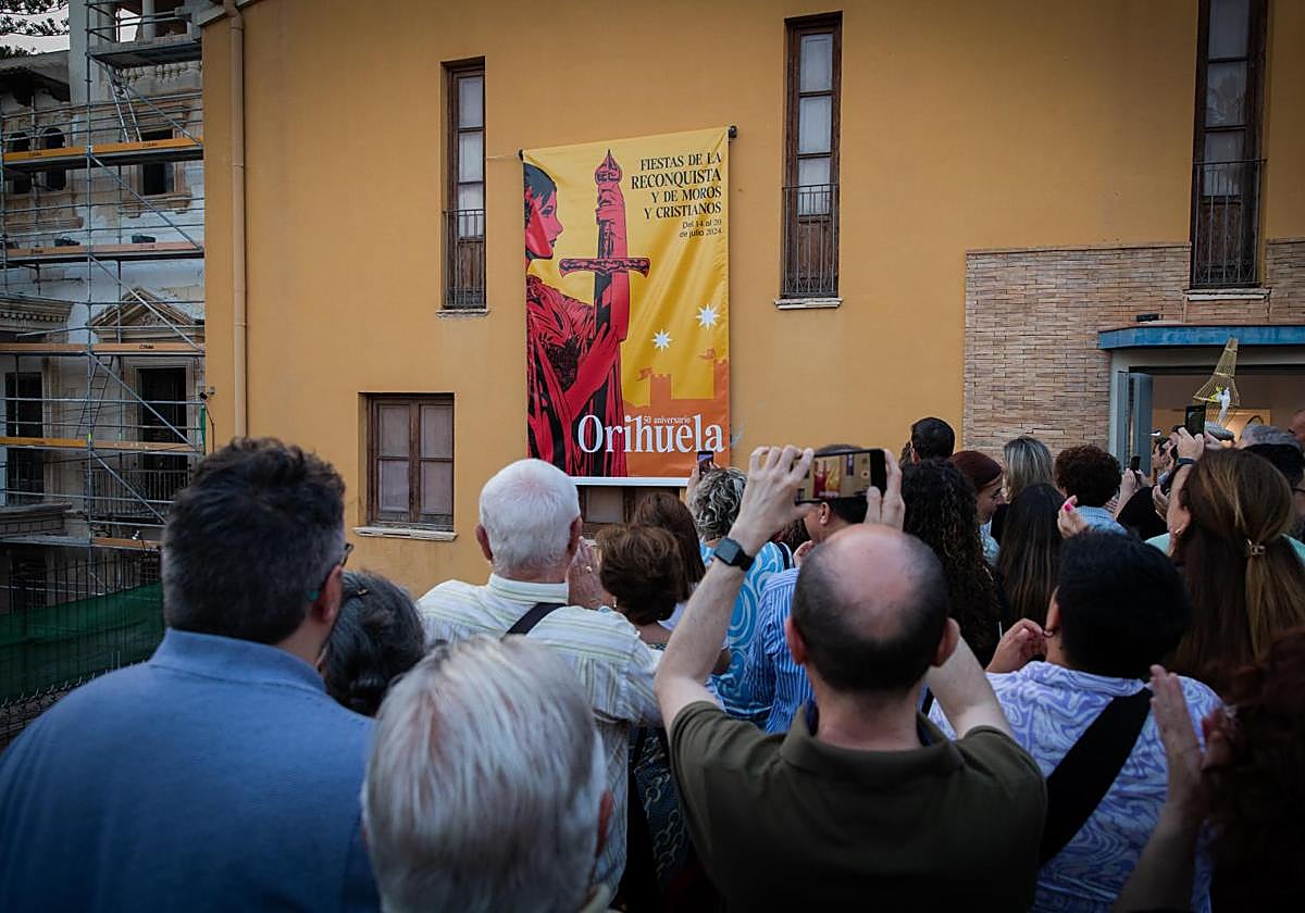 La presentación del cartel de los Moros y Cristianos de Orihuela, en imágenes
