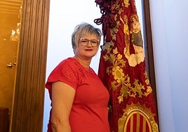 Chelo Moñino posa orgullosa junto a la Gloriosa Enseña del Oriol.