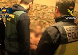 Un guardia civil y un policía nacional detienen al supuesto ciberdelincuente en su casa de Bucarest.