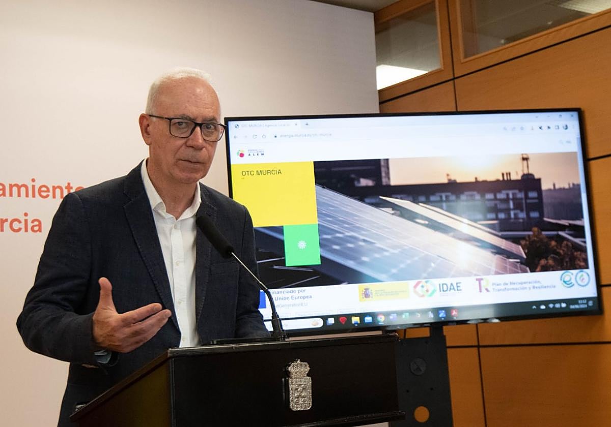El concejal Antonio Navarro muestra la web lanzada por el Ayuntamiento de Murcia.