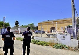 Dos agentes de la Policía Local, ayer ante la vivienda.