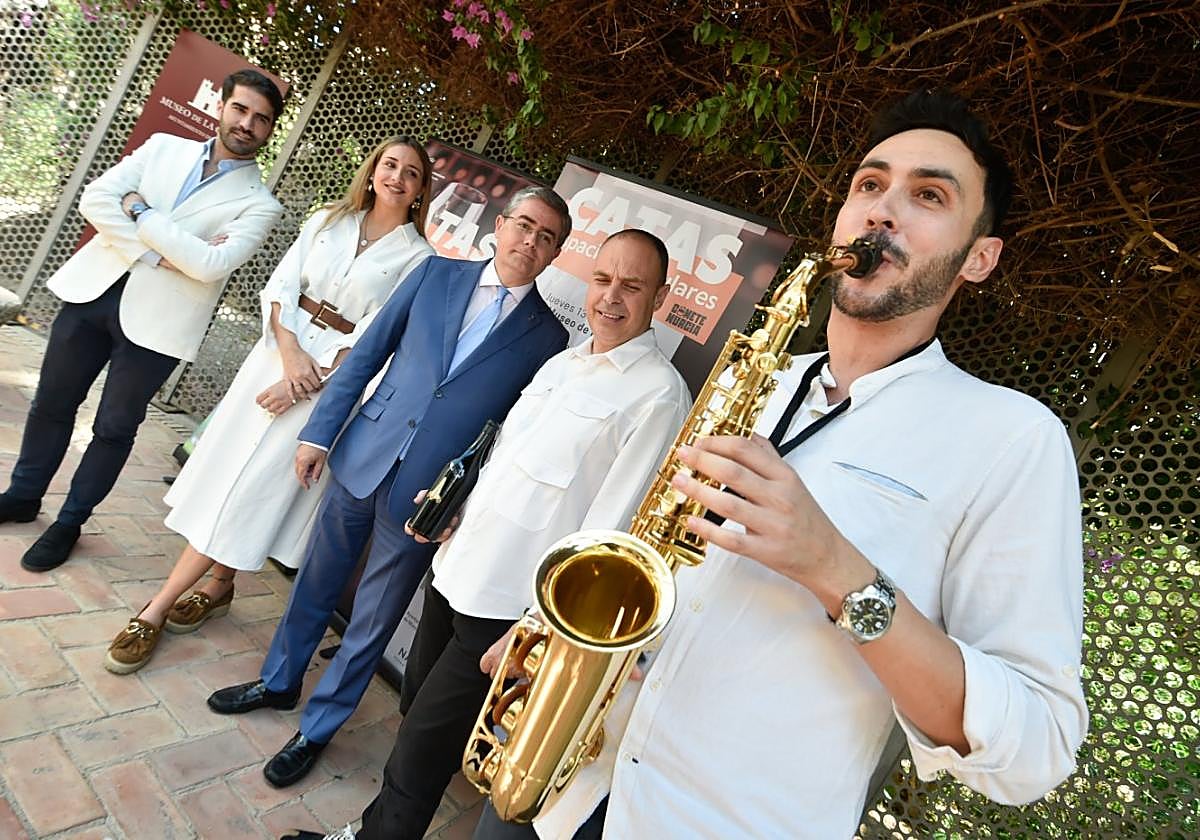 Un saxofonista ameniza la presentación de las catas.